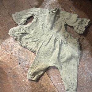 Quincy Mae safe Green Baby Outfit Set 0-3 months. Worn once. Perfect condition